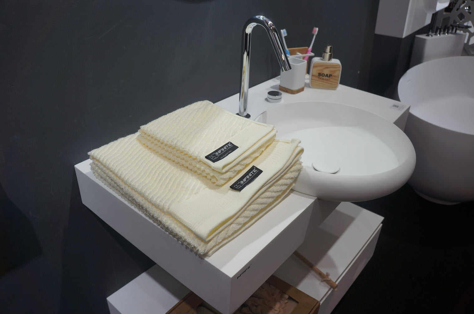 face towel-Towels-INFINITE BATH-訂造洗手盆,浴室翻新, small size bathtubs, custom-made bathtub HK,freestanding bathtub Hong Kong, 獨立式 浴缸 香港, premium bathtub brands HK, Where to buy bathtubs in Hong Kong, best custom bathroom furniture HK, Infinite Bath, Infinite浴缸, Cloakroom,Vanities, Mirrors,Bathroom Furniture, 浴室裝修,浴室 櫃 訂造